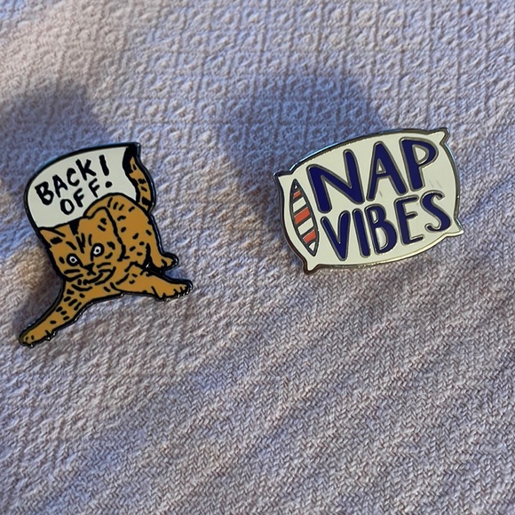 Set of 2 enamel pins - Picture 1 of 5